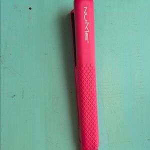 NuMe Silhouette Vibrant Pink Styling Tool Hair Straightener Flat Iron 3119066